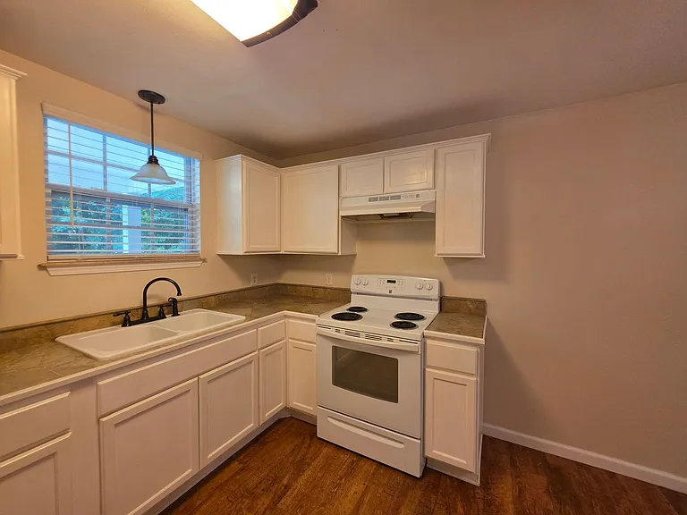 5142 Regalo Dr — Photo 6