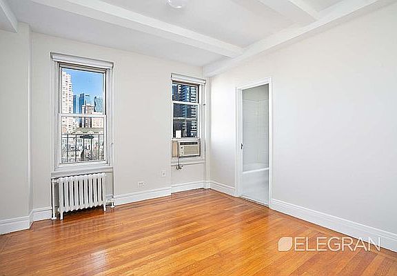 5th image of 325 W 45th St APT 1018
