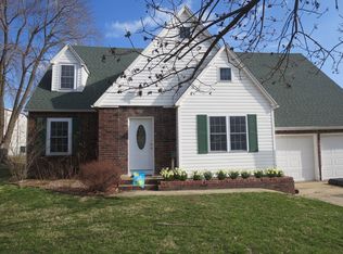 221 E 4th St, Mountain Grove, MO 65711