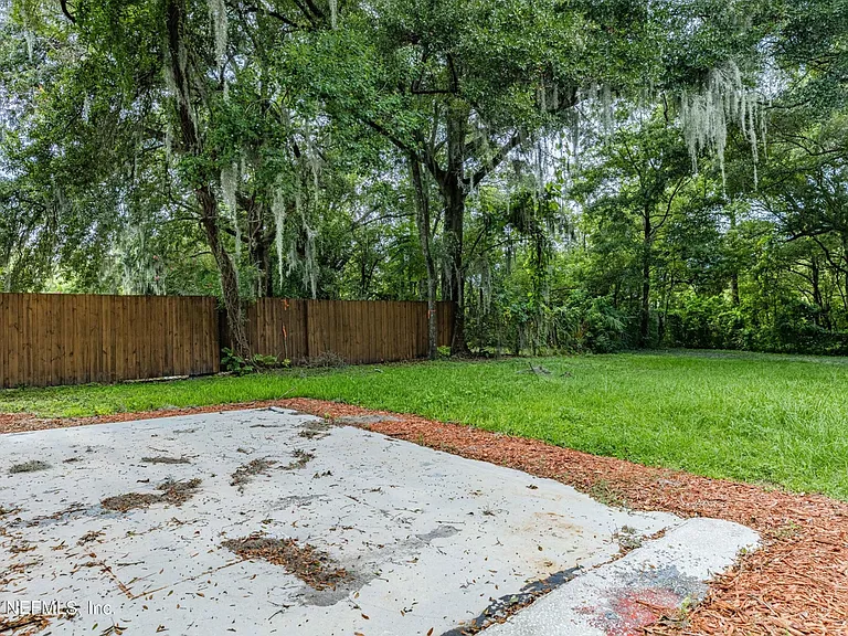 2223 Inwood Cir N — Photo 10