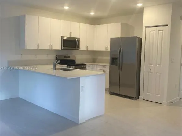 5195 SW 37th St, Hollywood, FL 33023