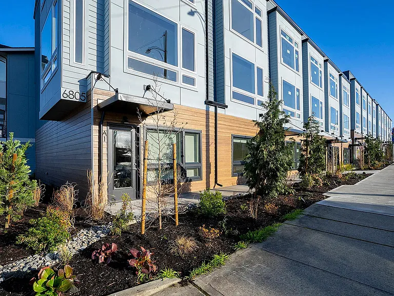 6ixth Ave — Photo 1