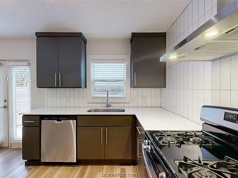 505 Boyett St #D1 — Photo 6