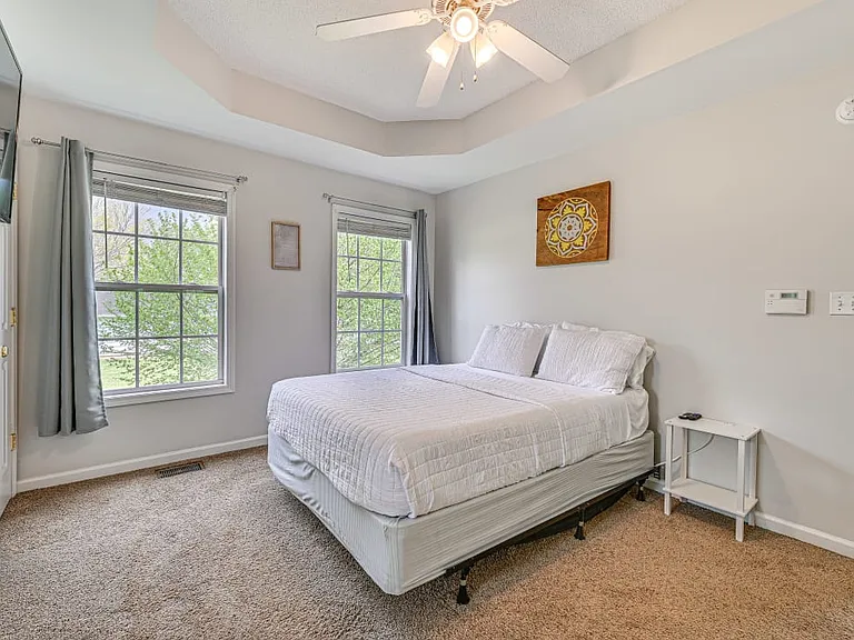 413 Caney Ln — Photo 10