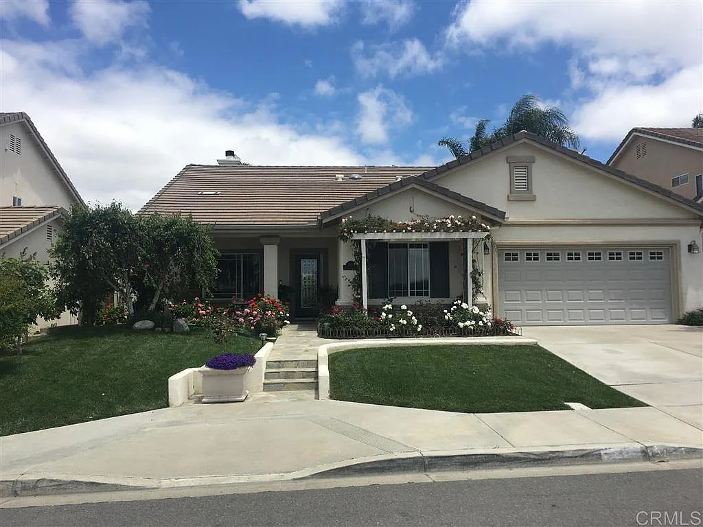 4 bed, 2.0 bath, 2375 sqft, $6,400 — Photo 2
