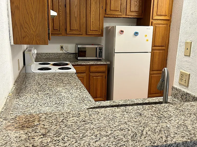 2213 S Braeswood Blvd #13F — Photo 6