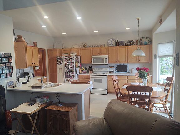 Spacious Eat in Kitchen