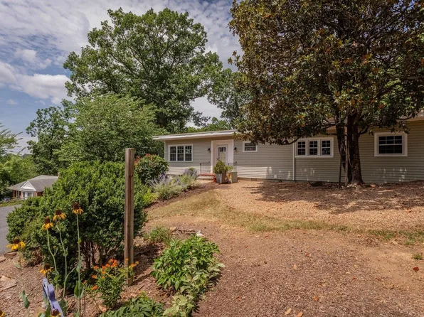 450 Mountain View Dr, Staunton, VA 24401