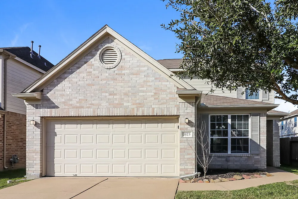 4 bed, 2.5 bath, 2360 sqft, $2,310 — Photo 1