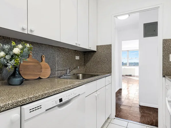 70-25 Yellowstone Boulevard image 13 of 29