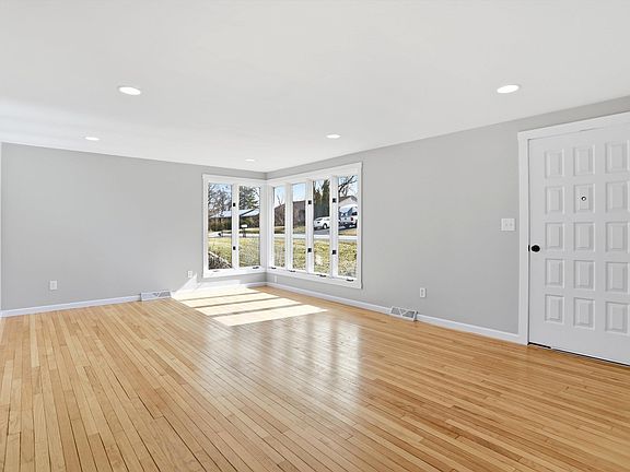 3rd image of 542 W Green Rd