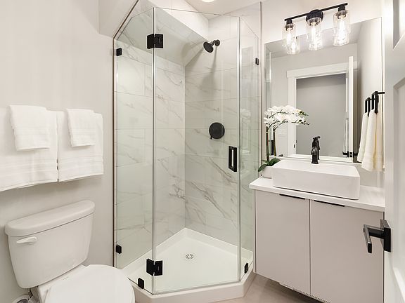 En-suite bath for bedroom or office.