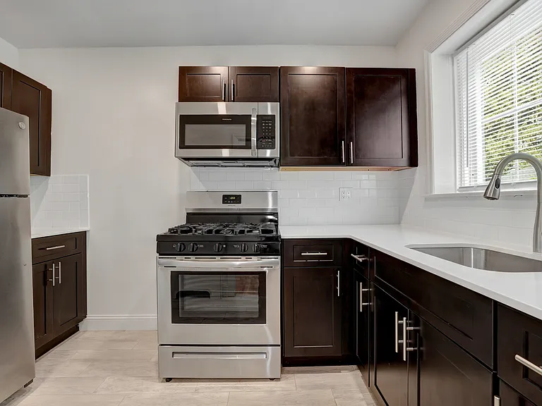 Mayflower Apartments — Photo 2