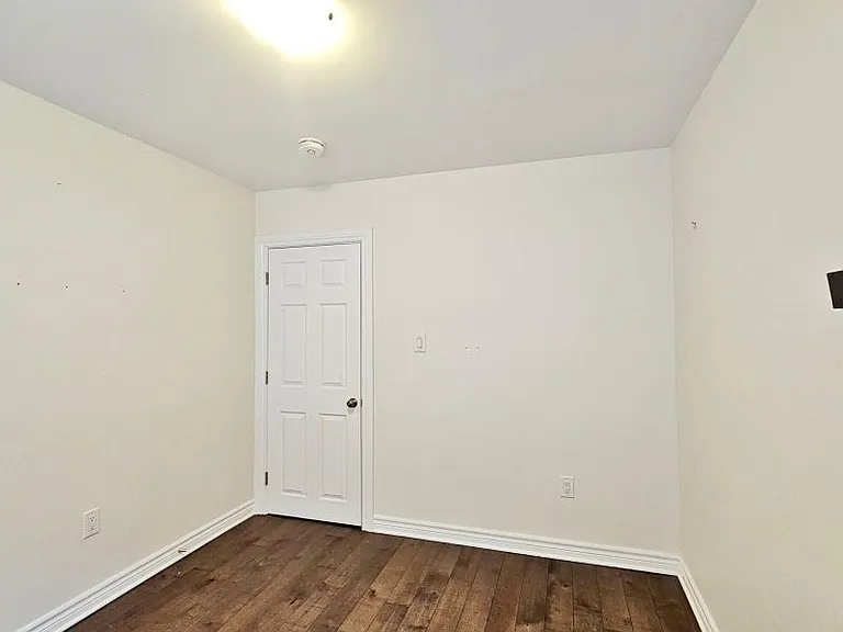 2700 Howe St — Photo 14