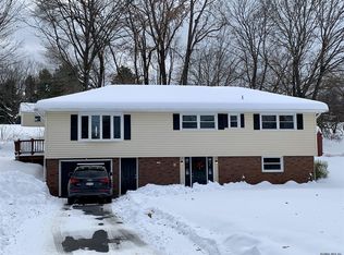 3 Petticoat Ln, Troy, NY 12180