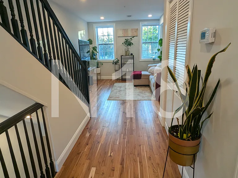 Main hallway between living room and kitchen and dining area