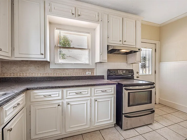 2611 Rosewood St — Photo 16