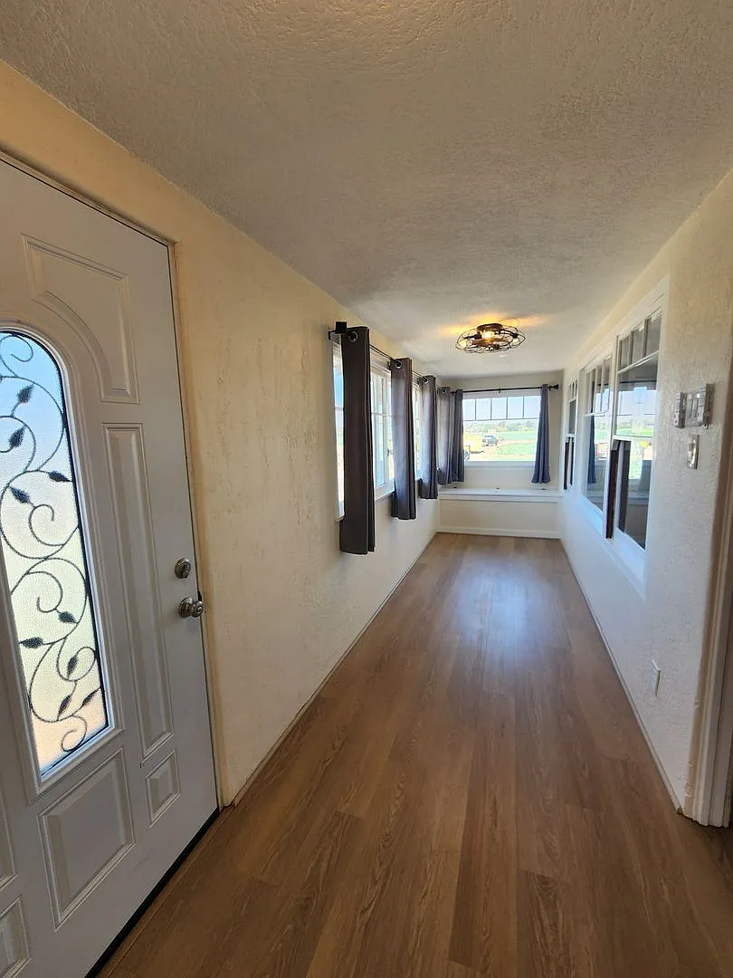 Adorable and Spacious 4 Bedroom Farmhouse W/Bonus Room- Water, Trash and Wifi Included! — Photo 4