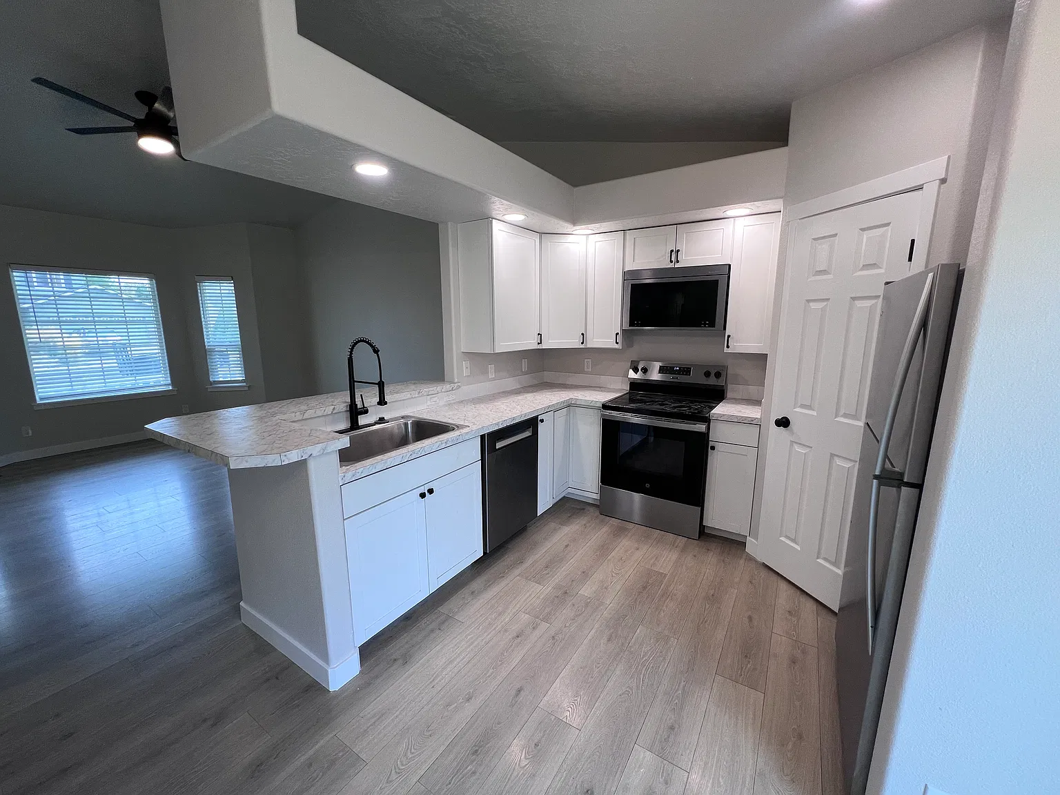 3 bed, 1255 sqft, $2,200 — Photo 4