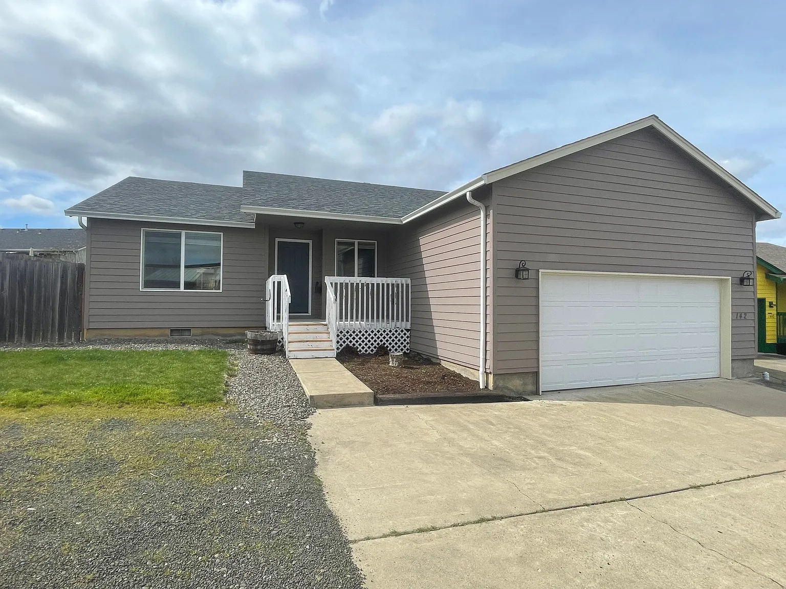 142 SE Lebleu Ln photo 1