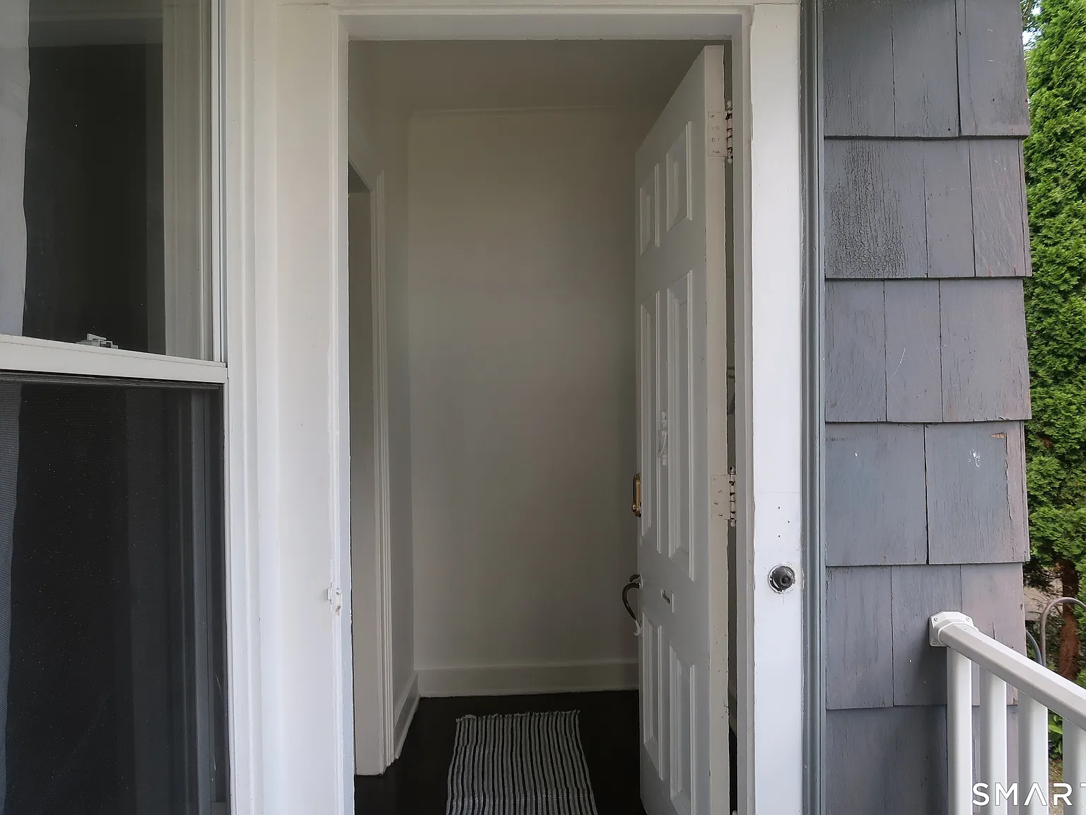 3 bed, 1.0 bath, 1225 sqft, $2,100 — Photo 2