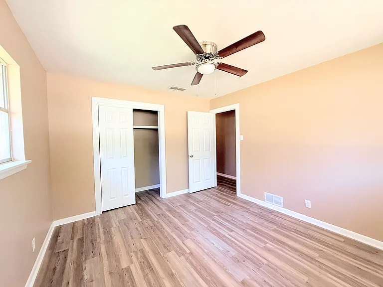1336 Crestview Dr — Photo 5