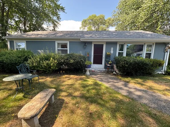 6 Hickory Ave, Middletown, RI 02842