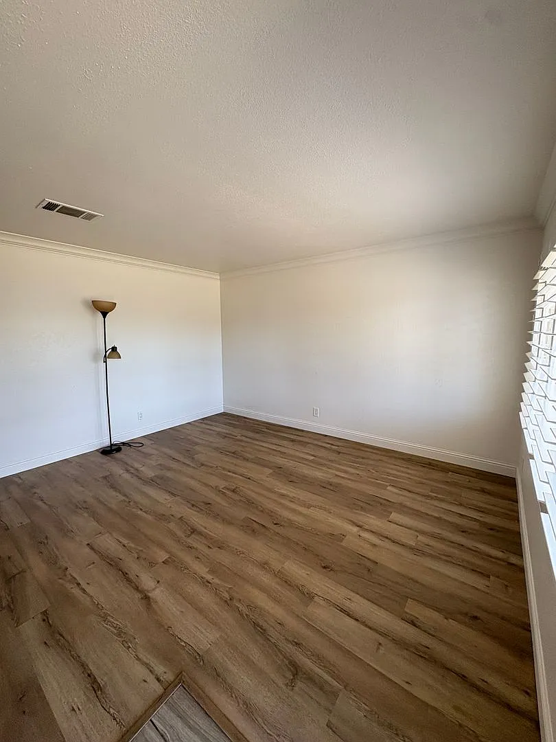 4 Bedroom 2 bath — Photo 3
