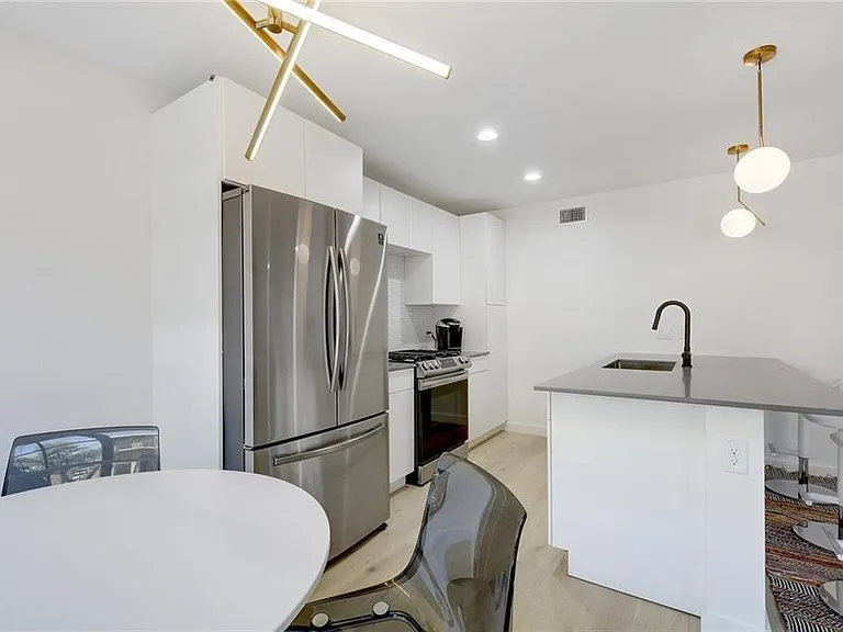 400 E 30th St #204 — Photo 7