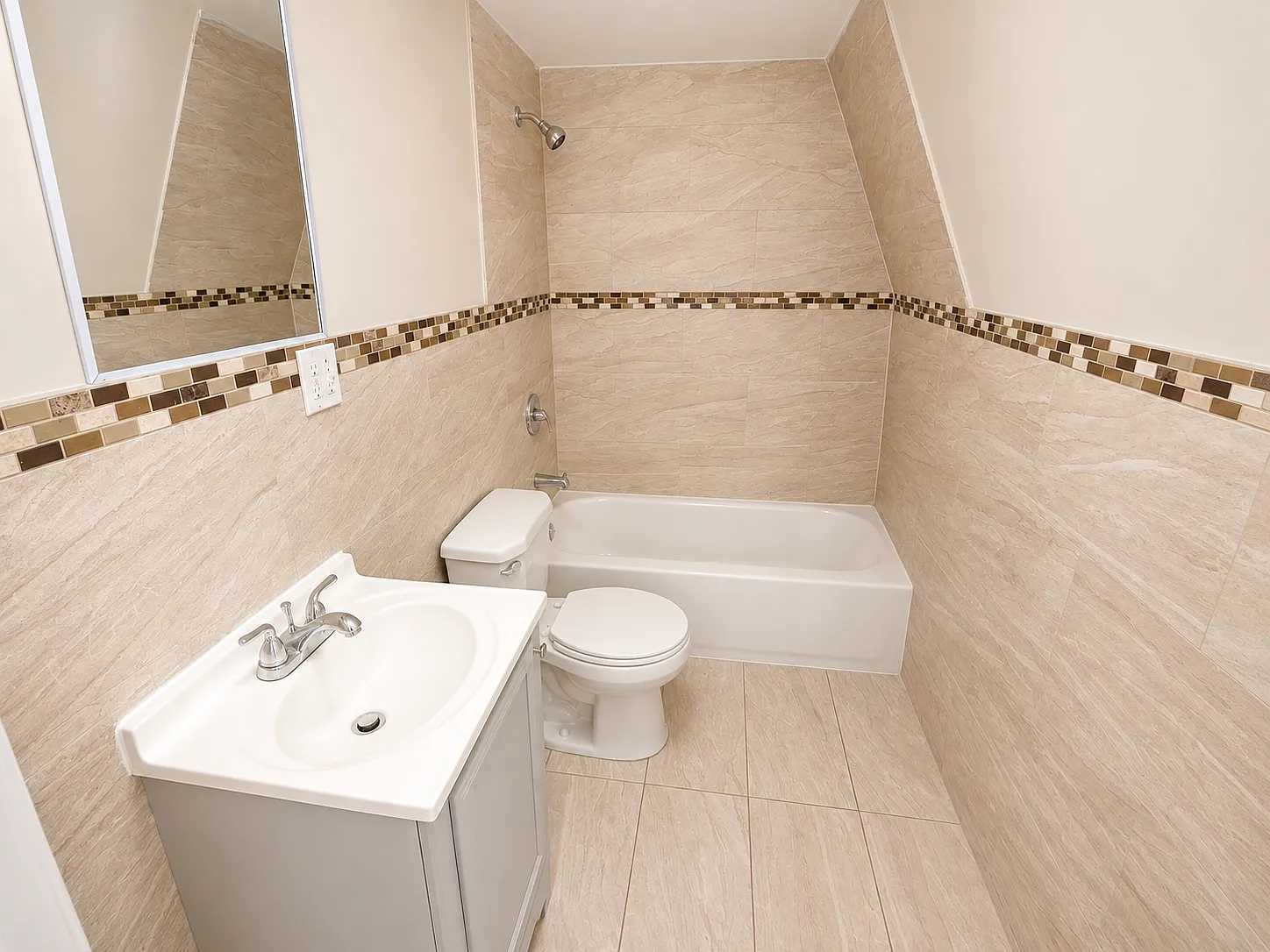 2 bed, 1000 sqft, $1,595 — Photo 2