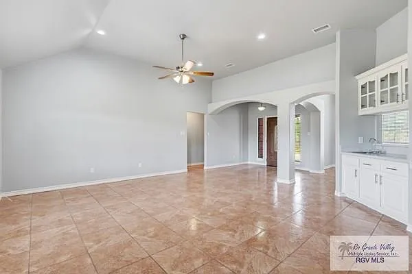 3 bed, 2.0 bath, 1982 sqft, $2,000 — Photo 3