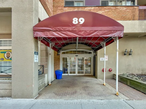 89 McCaul St #715, Toronto, ON M5T 2X3