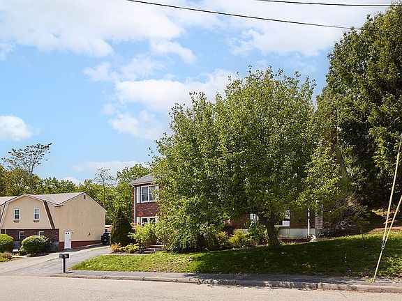 3rd image of 39 Susan Dr