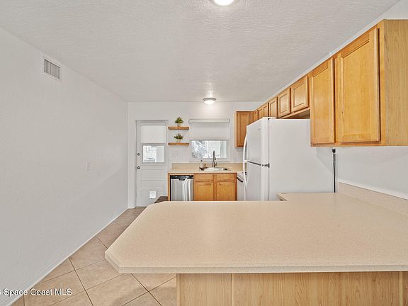 5th image of 236 Woodland Ave APT 3
