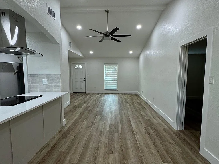 625 Camilla Ln #625 — Photo 2