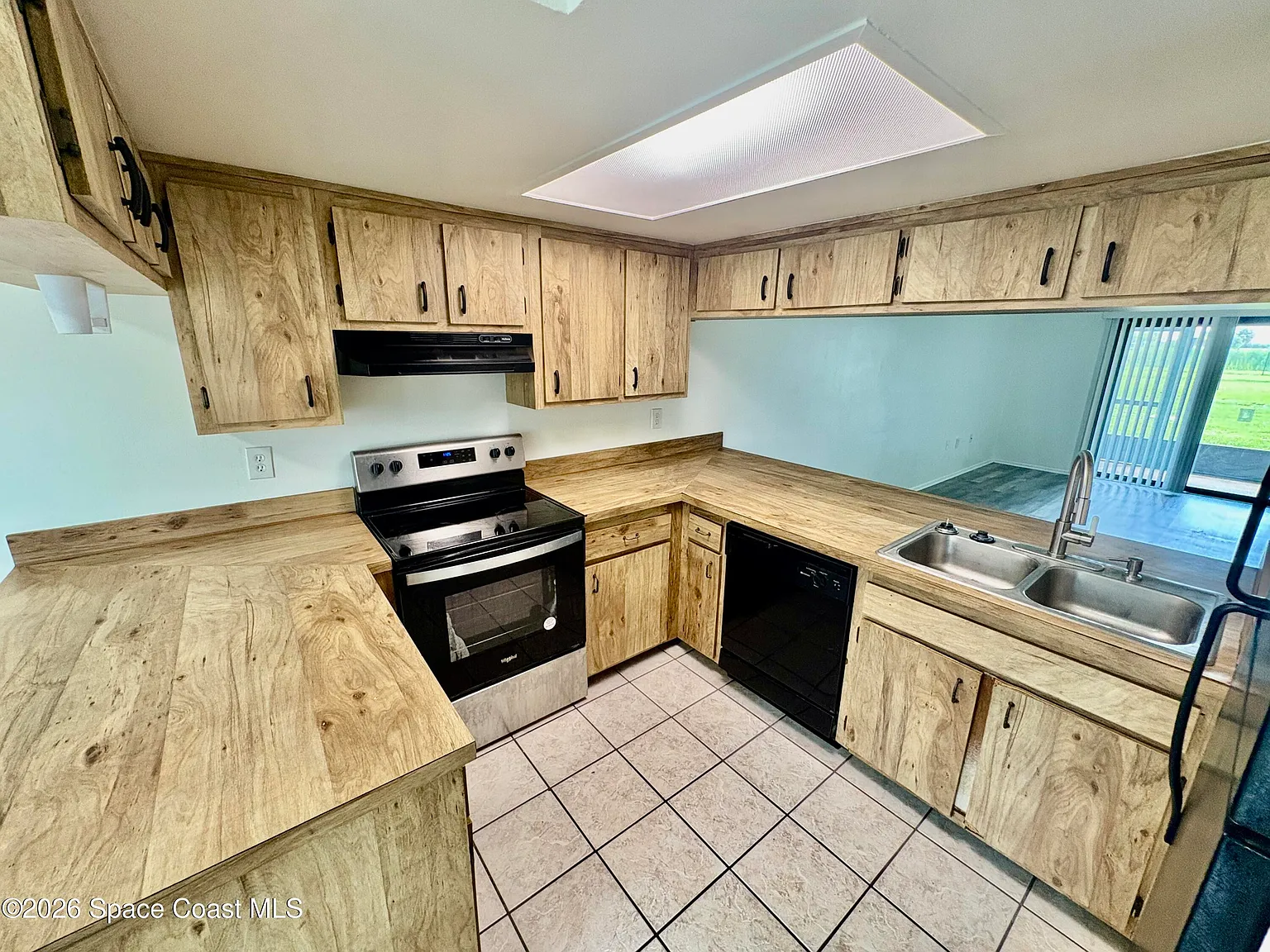 2 bed, 2.0 bath, 977 sqft, $1,650 — Photo 3
