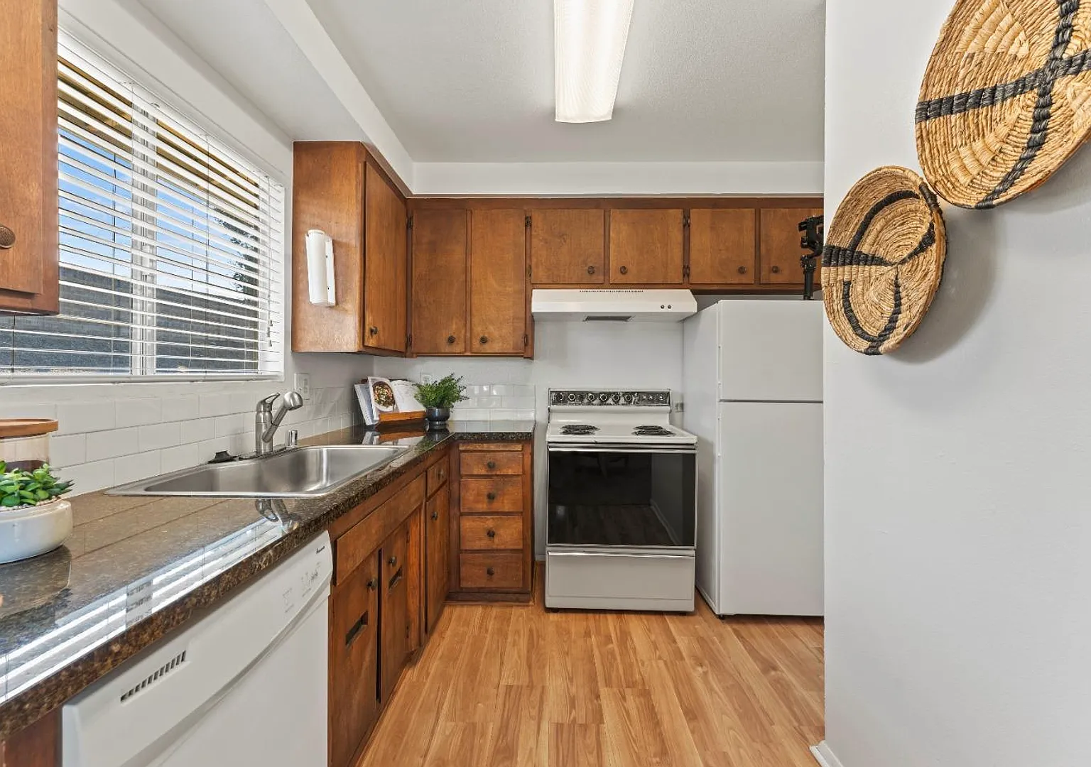 Adorable 2/1 Half-Plex W/Garage! Must See!! Please Read Entire Ad For Viewings — Photo 3