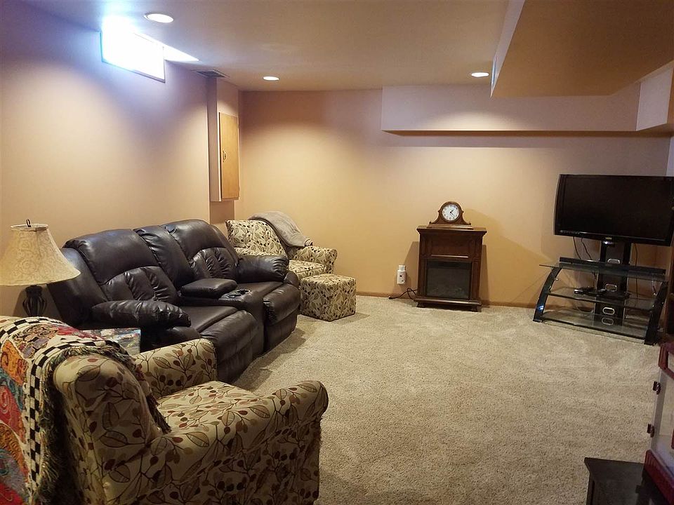 2nd image of 982 Birch Rd