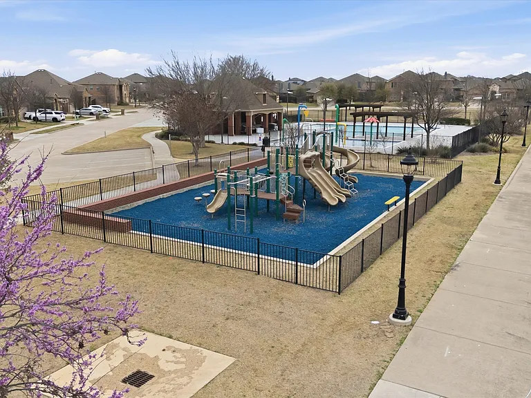 1115 Dickenson Dr — Photo 30