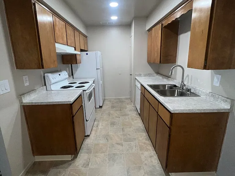 Tanglewood Apartments — Photo 8