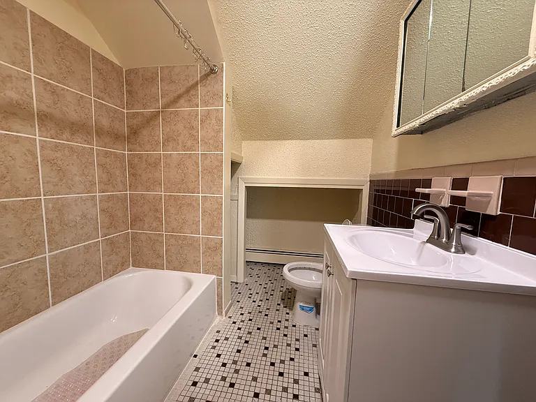 40 Webb St #3 — Photo 5