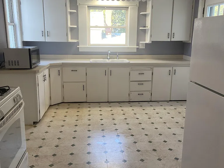 210 W Palmer Ave — Photo 4