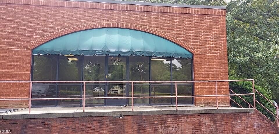 1st image of 603D Eastchester Dr