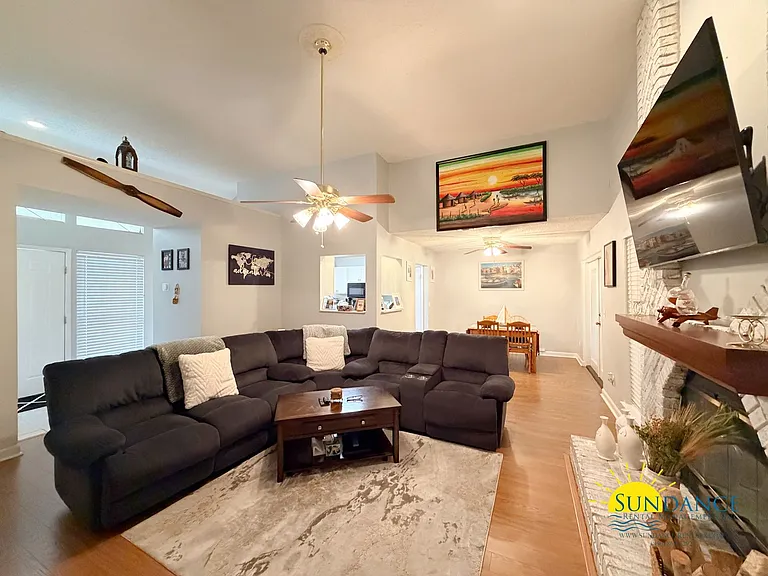 225 Lakeside Ln — Photo 3
