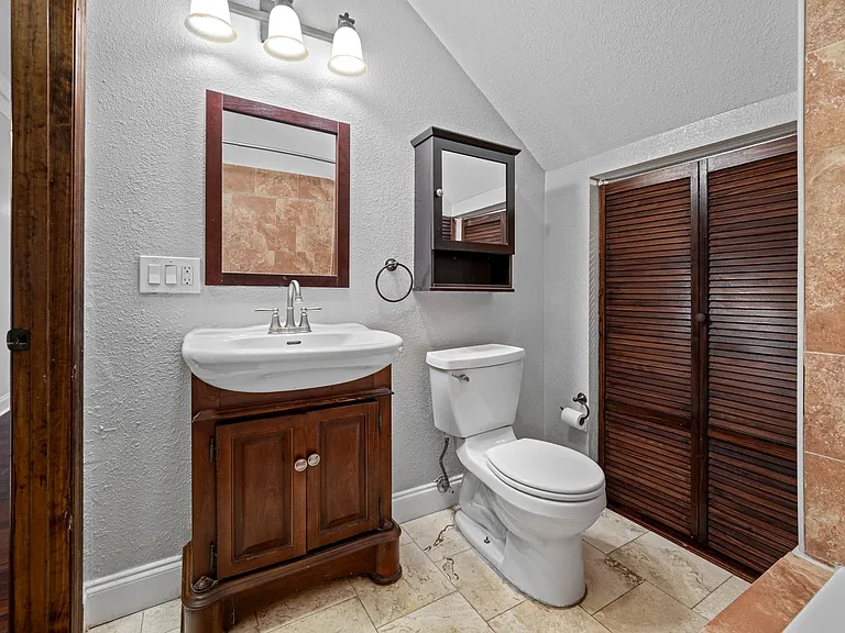 705 W Bay St — Photo 16