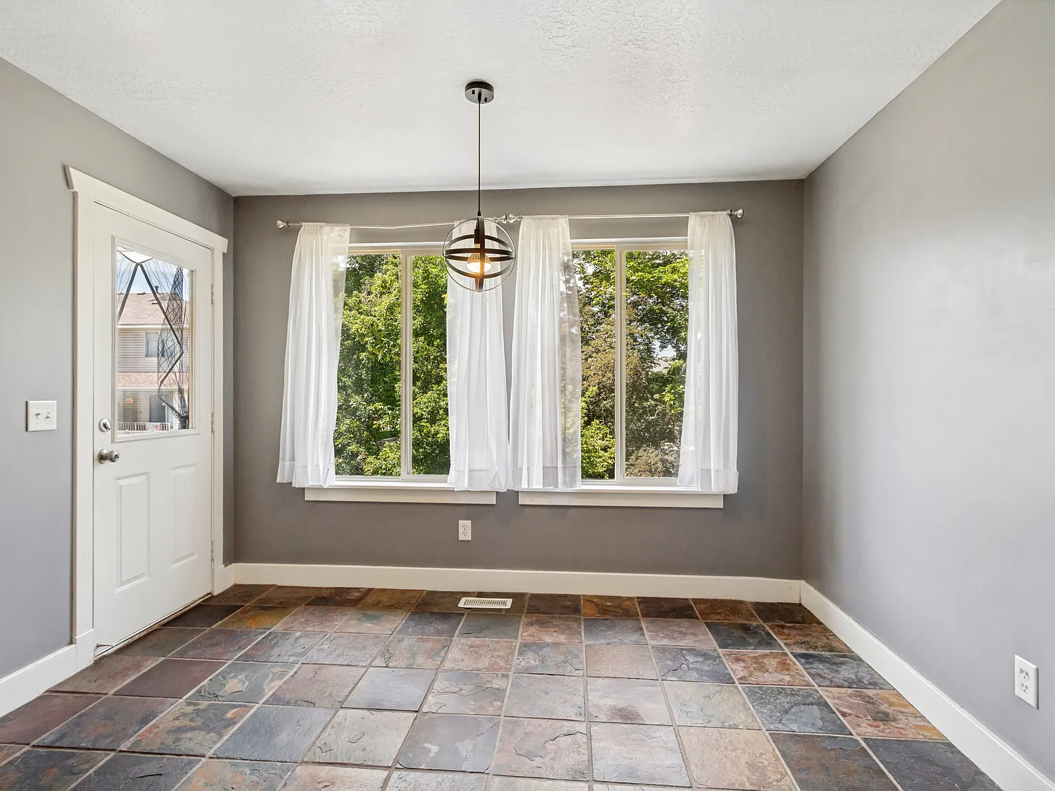 3 bed, 2.5 bath, 1995 sqft, $2,200 — Photo 3