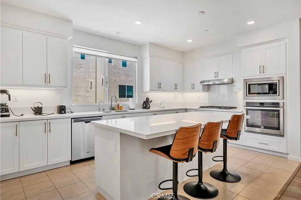 3 bed, 3.5 bath, 2260 sqft, $6,000 — Photo 4