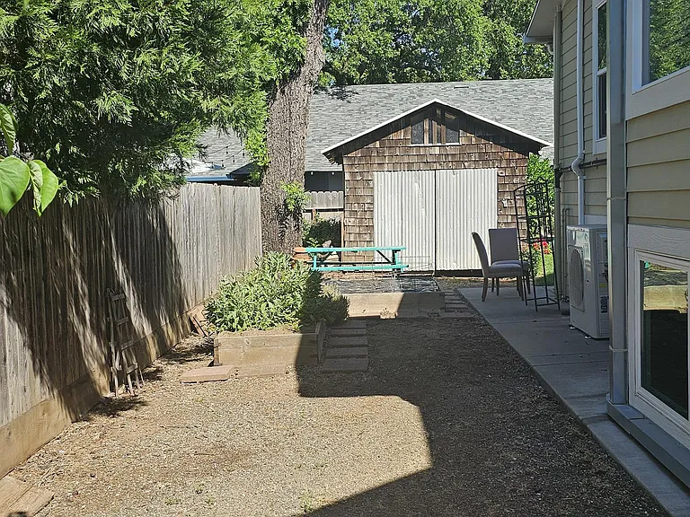 236 W 20th St #B — Photo 13