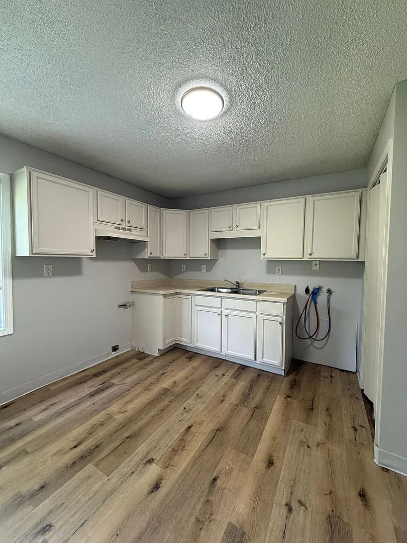 This is a 4 bedroom 1 Full bathroom house which has a spacious living room, dining room and full ... — Photo 2