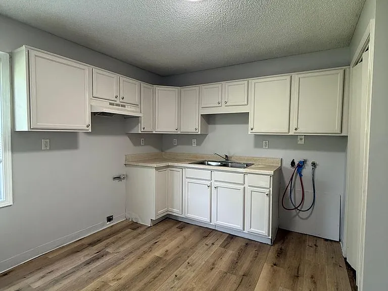 10919 Ewing Ave — Photo 2